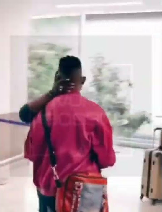 EUNICE ZUNON et TÉNOR s'embrassent à l'aeroport