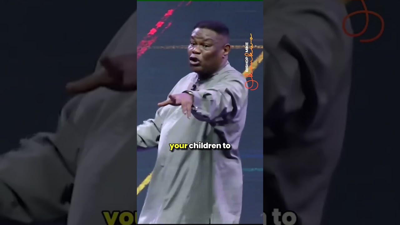 Епископ Майк Оконкво наставляет пары.