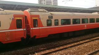 554次經由海線/北迴線開往花蓮的E228電頭+三節行包專車+八節莒光號車廂行包新式自動門莒光號