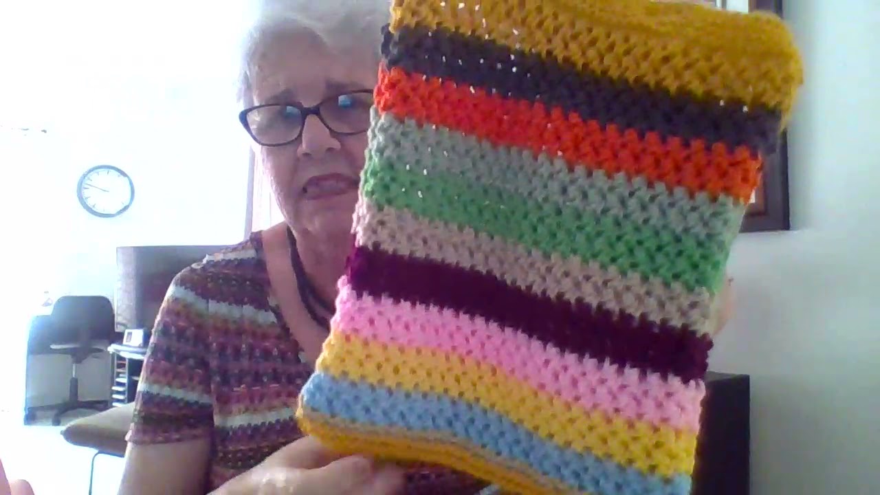 Bolsa tejida a dos agujas con sobrantes de lanas.