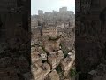 قرية الهجرة عرش حجرئ جبار نحت فوق قمم الجبال كصفحة من أساطير الممالك القديمة تعانق السماء بشموخ