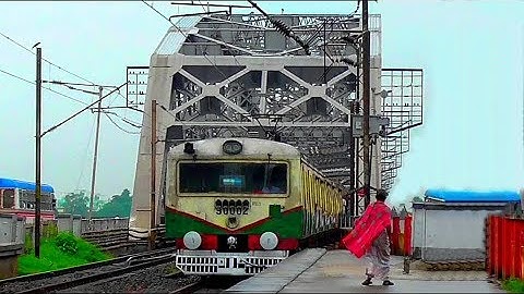 Sealdah-Dankuni EMU Train on the Gigantic "BALLY BRIDGE" || Indian Railways