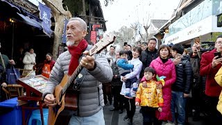 Chinese New Year flash mob surprises tourists in SW China