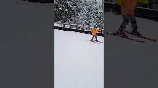 Мелкий Учится Ездить На Лыжах