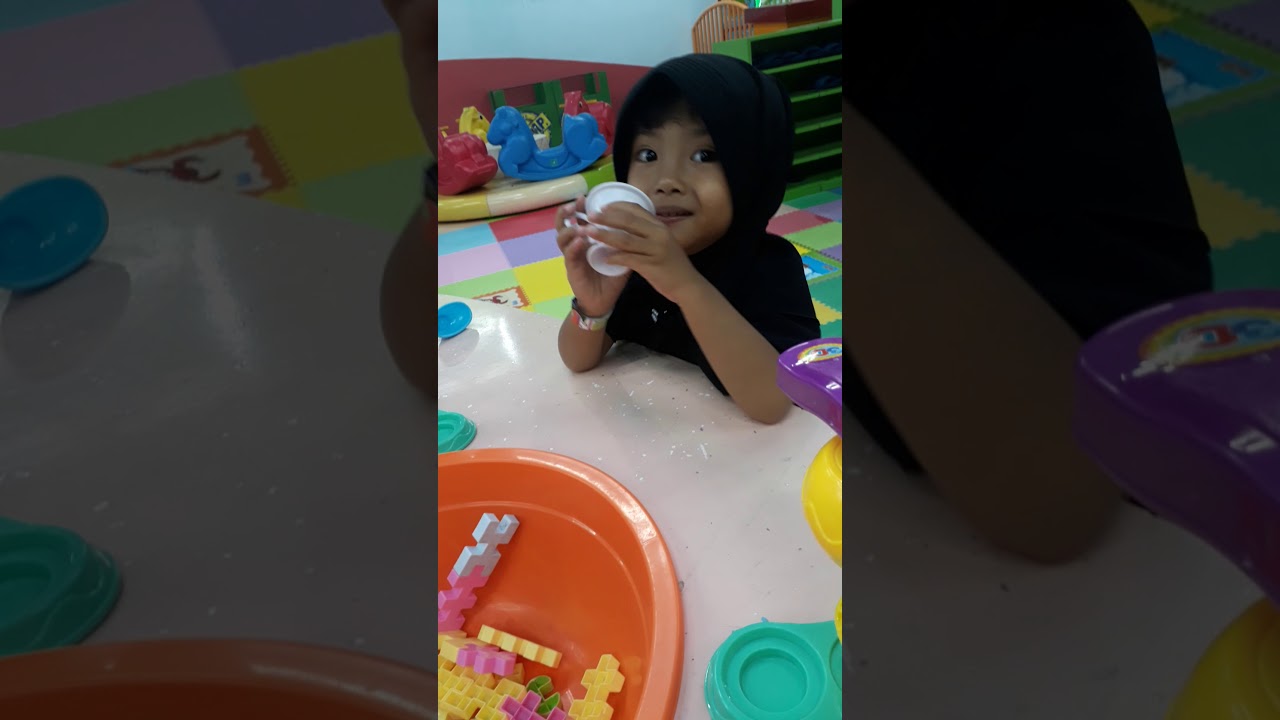 Anak kecil lagi bermain ditempat mainan. - YouTube