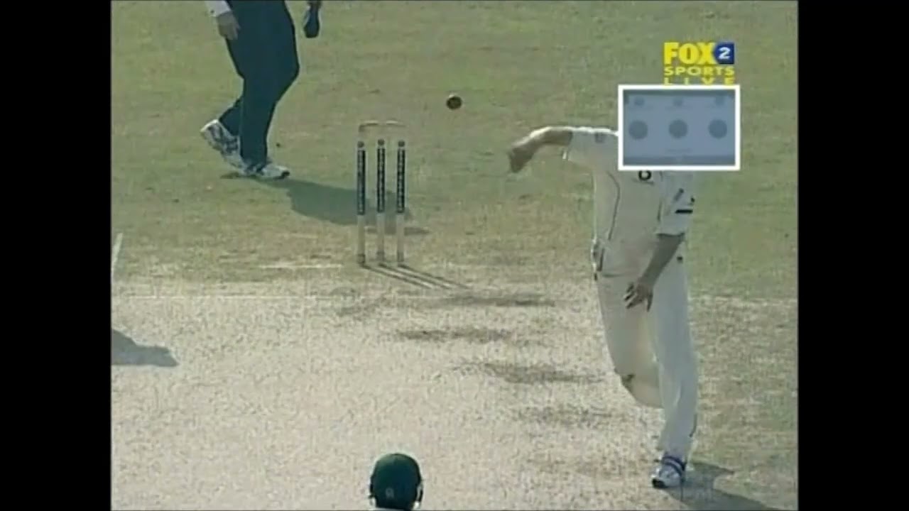 Inzimam Controversial Run Out While Evading a Throw From Steve Harmison