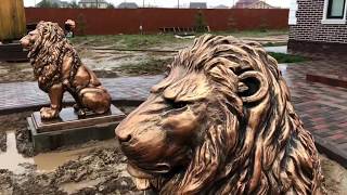 Скульптуры львов из бетона в бронзовом цвете.