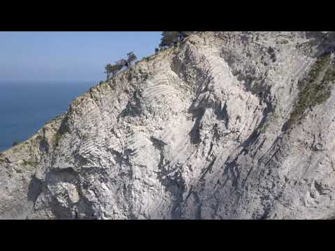 Flysch en Zumaia, playa Sakoneta y cima Aitzuri desde el aire