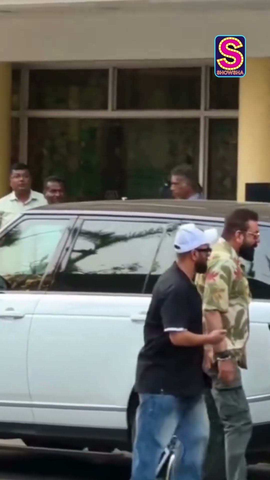 Bestie Sanjay Dutt Arrives At Lilavati Hospital To Check Up On Saif Ali khan | Entertainment | N18S