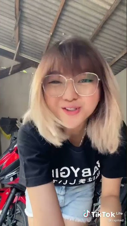 sarah viloid  pamer dada