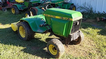 Kolik váží smykem řízený traktor John Deere 317 z roku 2008?