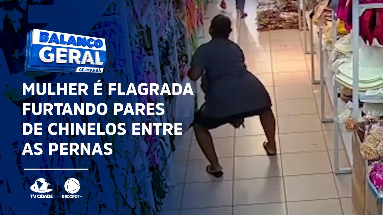 Mulher é flagrada furtando pares de chinelos entre as pernas