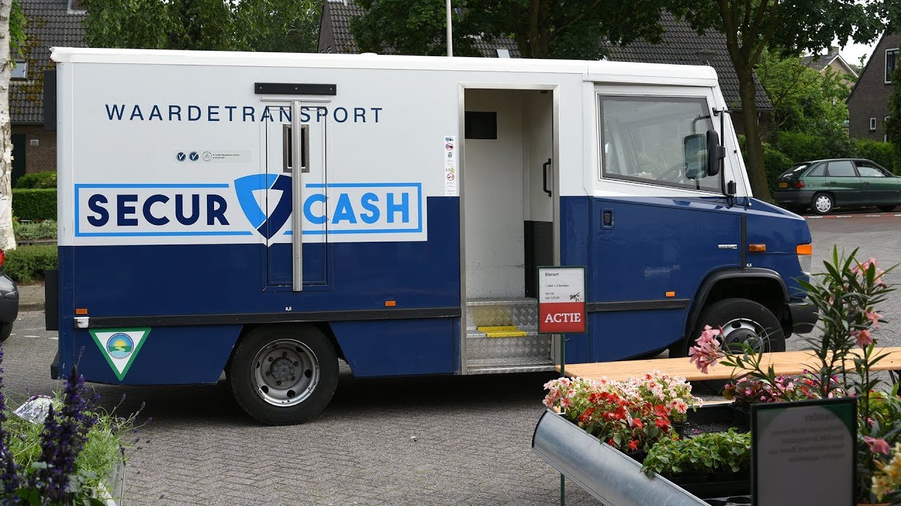 Groesbeek: Geldloper moest ‘bomvest’ aan, politie is overvallers op het spoor