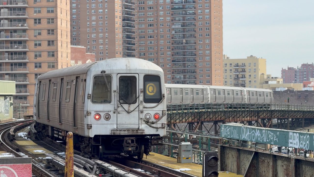 NYC Subway: (F) and (Q) Trains @ West 8th St-NY Aquarium 