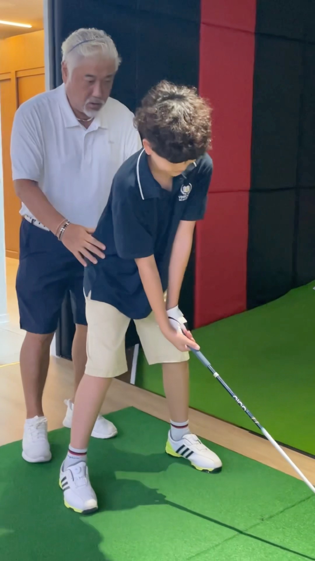 (Golf familyVN)sự trợ giúp nhiệt tình giúp thầy em có đường swing quá ?#golf #shorts