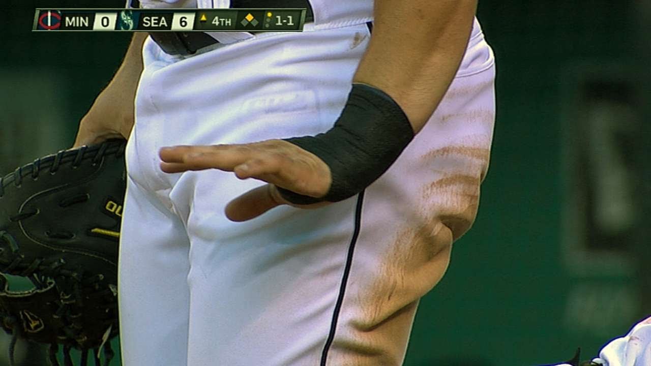 MIN@SEA: Zunino dons wrist wrap before exiting game 