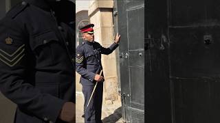 corporal of horse closing the sentry box #goviral #respect