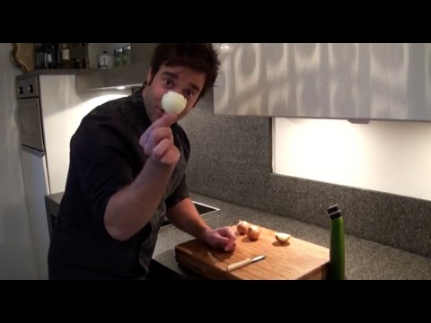 Video: Hoe Uien Koken Zonder Tranen