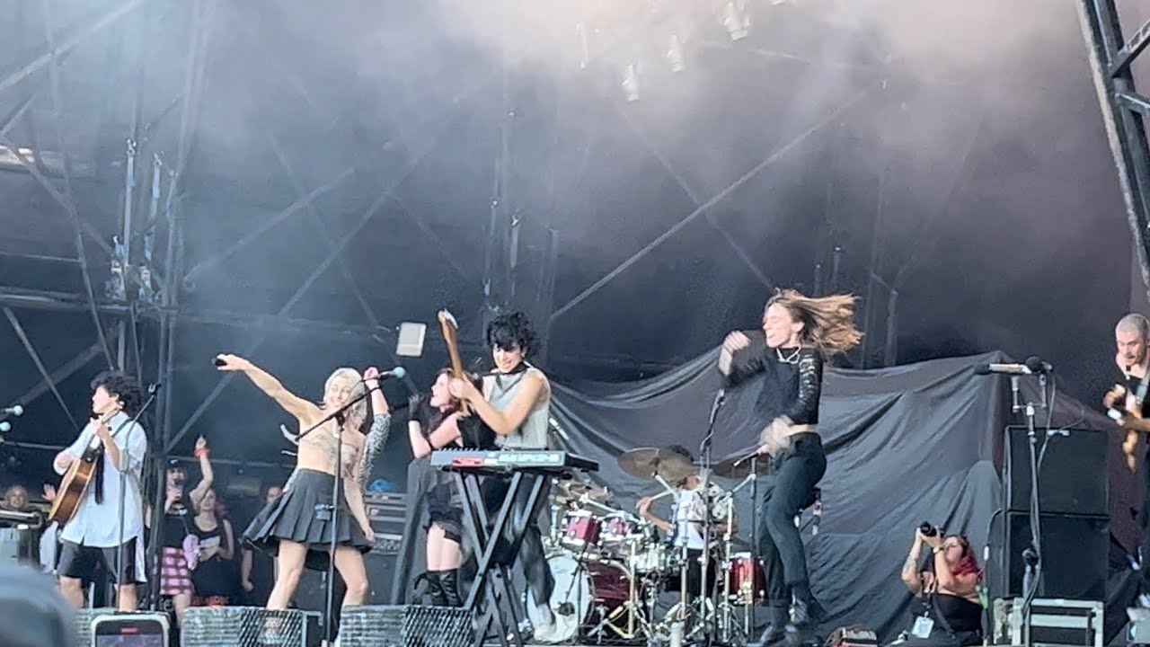 MUNA Silk Chiffon w/ Phoebe Bridgers / Boygenius (Gunnersbury Park