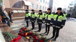 Новосибирские полицейские возложили цветы на памятник погибшим коллегам-героям, 10 ноября 2016 года