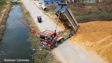 New development projects using powerful bulldozer SHANTUI to push the soil work well working fast