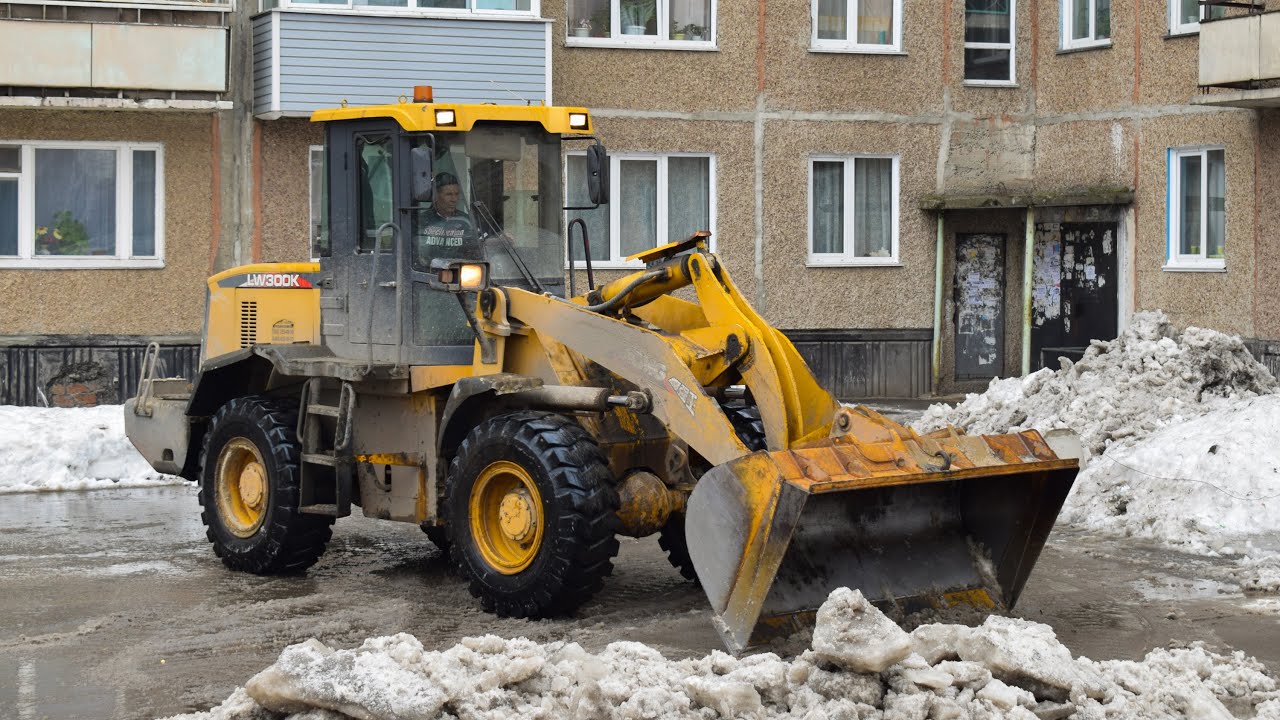 Фронтальный погрузчик XCMG LW300K. Работа по уборке снега. Насилие машины.