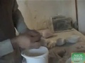 Moule a piÃ¨ces en plÃ¢tre sur une tÃ¨te de poupÃ©e.