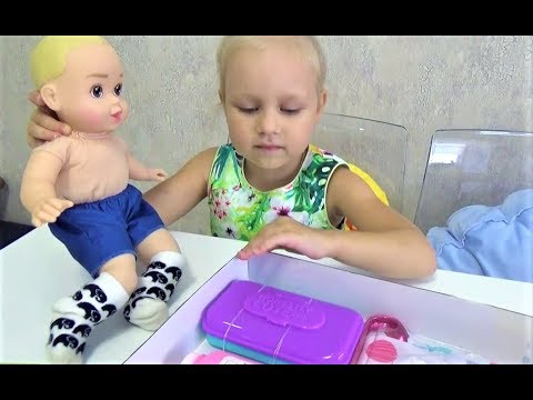 Алиса показывает СВОИ ПОКУПКИ ! Алиса играет с куклой Alice plays with a doll
