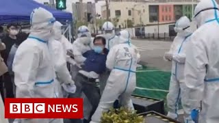 Столкновения в Шанхае, Китай, из–за карантинных выселений из-за Covid - BBC News