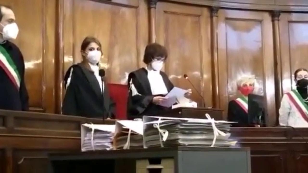 Strage di Quargnento, le mamme di due pompieri morti mano nella mano alla lettura della sentenza