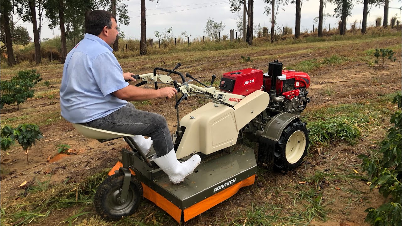 MICRO TRATOR AGRITECH AF14 COM ROÇADEIRA CENTRAL TRABALHANDO NA LAVOURA DE CAFÉ!