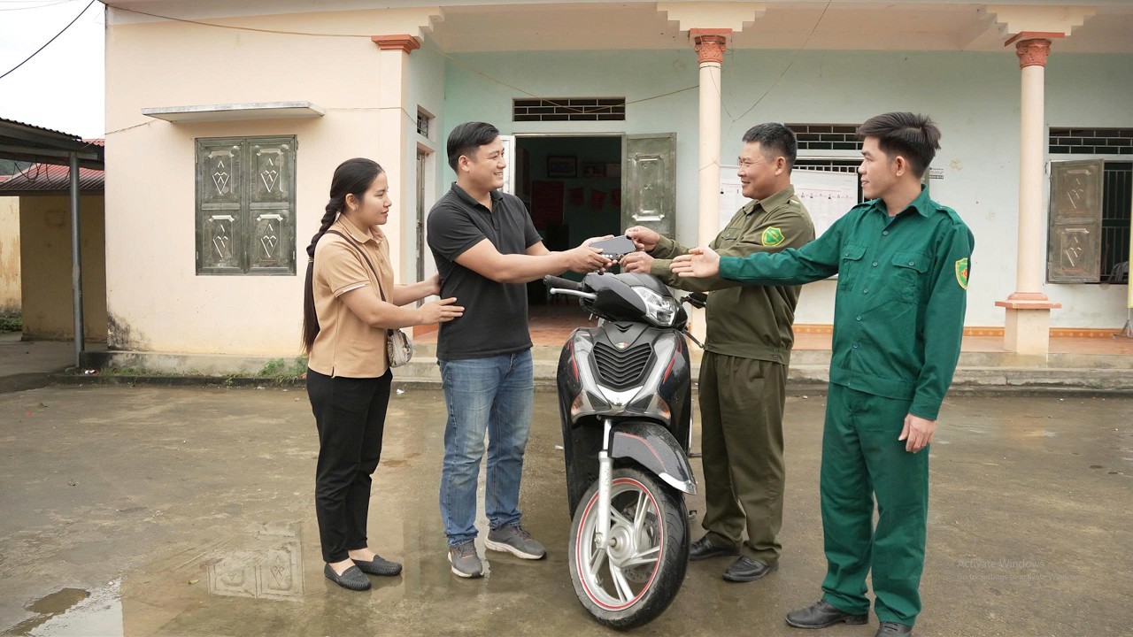 Police officer Thanh found and returned the motorbike and phone to Long. Lý Tử Yến