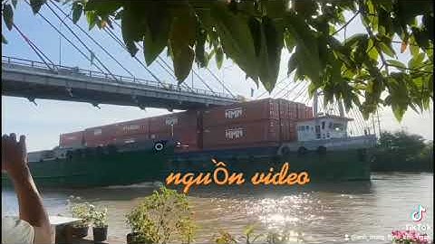 sàlan container vô kênh Chợ Gạo bi kẹt cầu dây