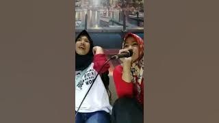 Si cantik berkerudung goyang heboh di room