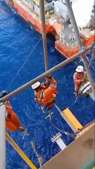 PEMASANGAN SCAFFOLDING HANGING OFFSHORE.