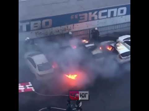 3 автомобиля сгорели дотла на парковке возле рынка в Краснодаре