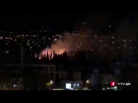 თბილისში, აღმაშენებლის გამზირზე 12 სახანძრო ჯგუფი მუშაობს