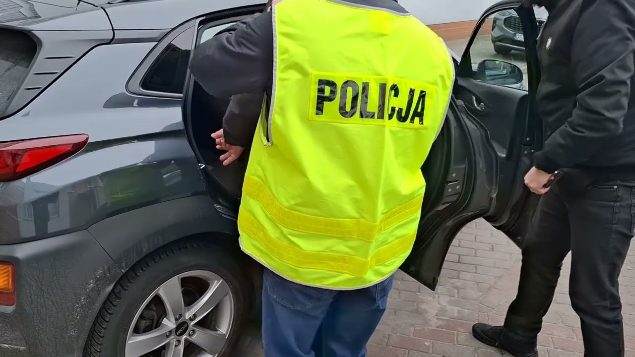 Za pieniądze podbijali dowody rejestracyjne pojazdów.