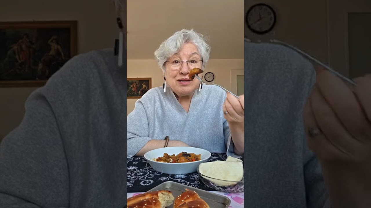 صبحانه ناهار امروز 💕 برانی بادمجون و سیب زمینی با فلفل و سالاد، نون و پنیر و گردو و چای میوه ای 🍋🍆🥔🧄