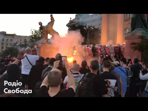 Зіткнення з поліцією, сутички та фаєри: протести у Сербії проти посилення карантину.