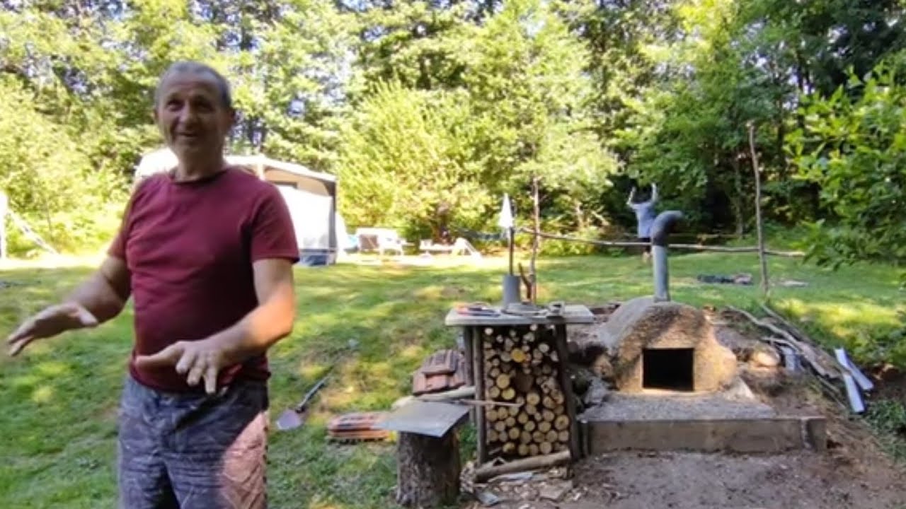 Şi-au făcut cuptor și trăiesc în natură tot sezonul cald