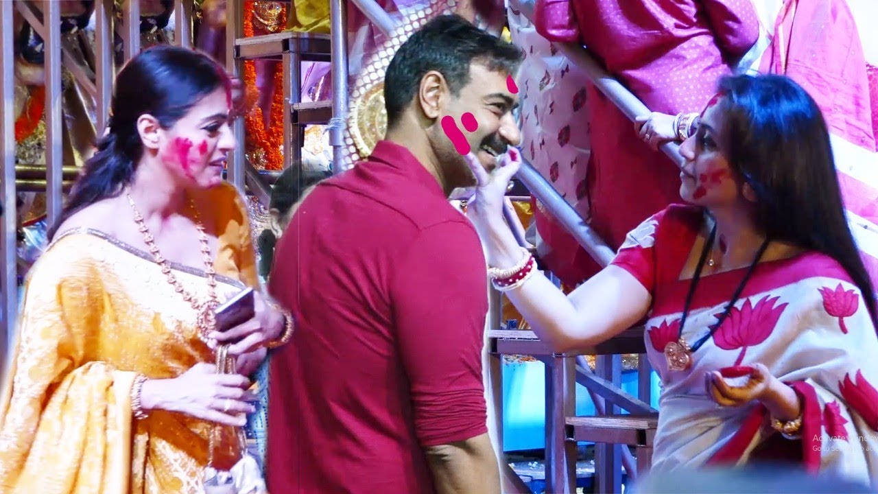 Ranu Mukherjee Playing Sindoor Khela with Ajay Devgan & Kajol at @DurgaPuja 2019 | Sweet Moments