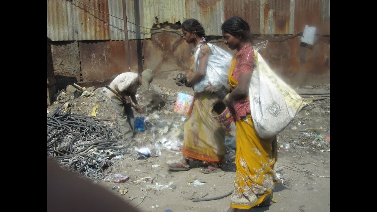 Я жил в трущобах слушать. Мумбаи трущобы миллионер из трущоб. Индия миллионер из трущоб. Мумбаи Индия трущобы. Девушки из трущоб Мумбаи.