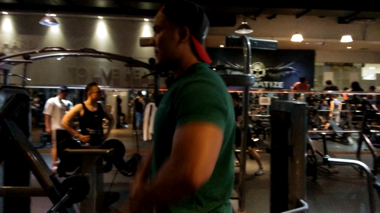 4 Variasi Latihan Untuk membentuk otot bahu di gym - YouTube