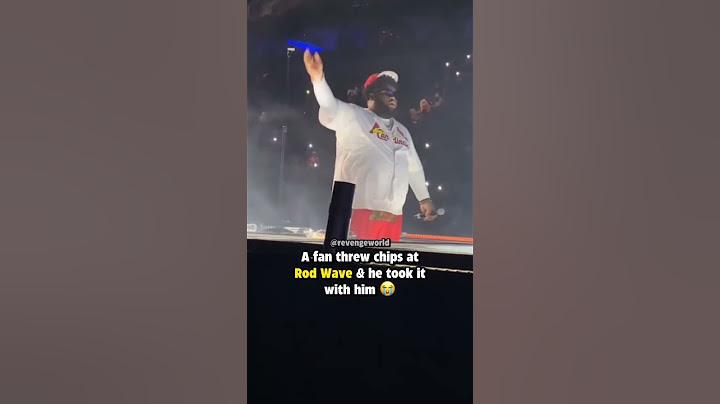 A fan threw chips at Rod wave & he took it with him 🤣 #shorts