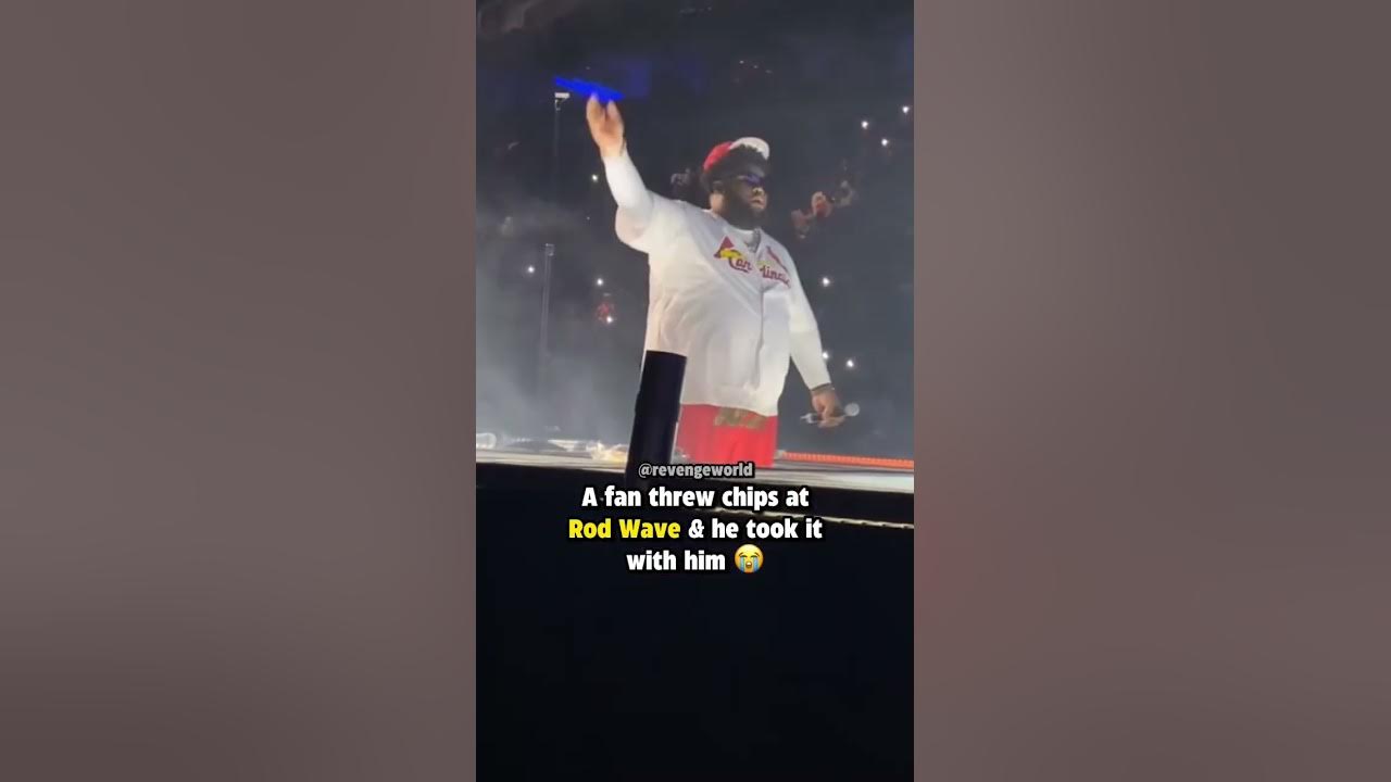 A fan threw chips at Rod wave & he took it with him 🤣 #shorts
