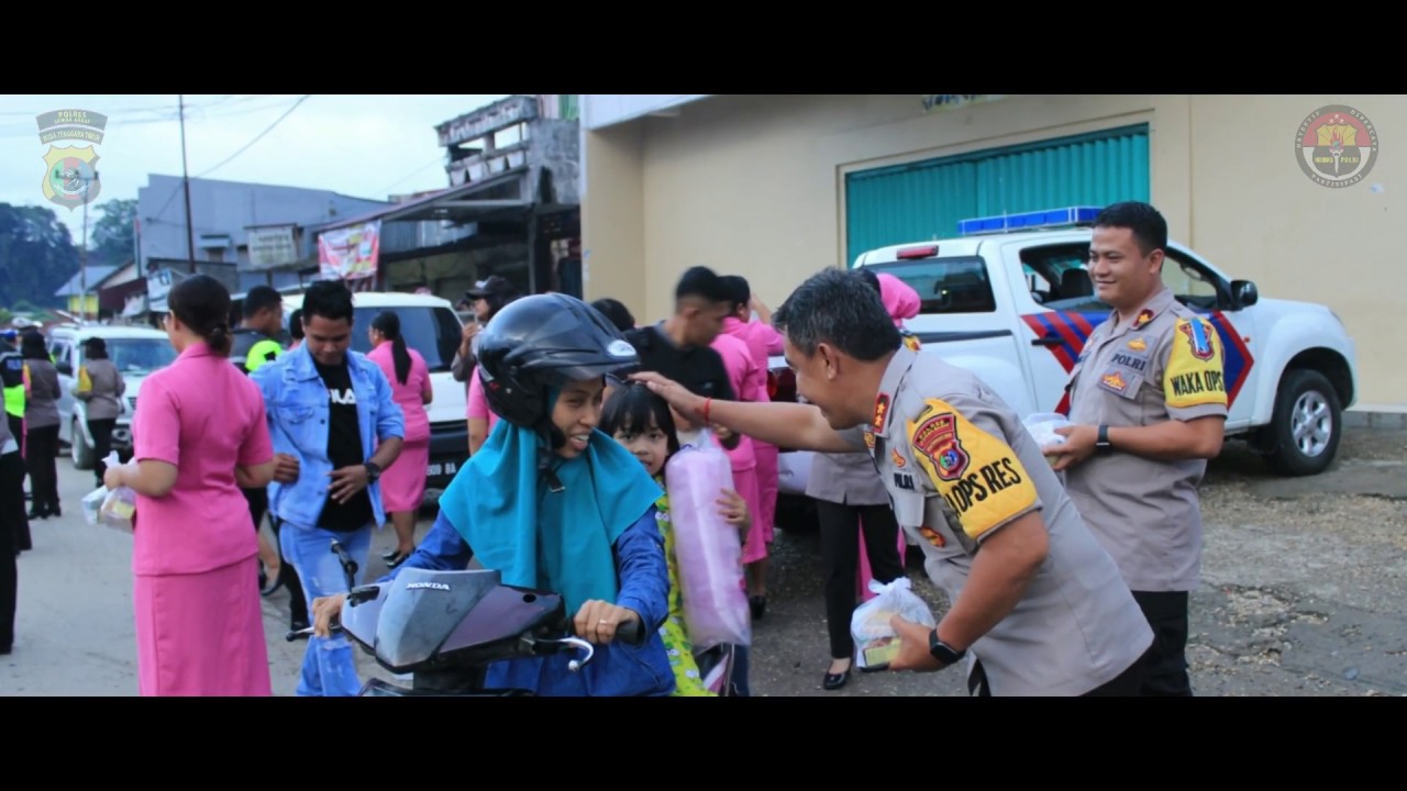 Berbagi dengan Sesama | Kapolres Sumba Barat 'Bagi Takjil' di Hari Pertama Puasa Ramadhan