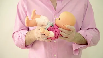 ¿Por qué los bebés arquean la espalda cuando se les coge en brazos?