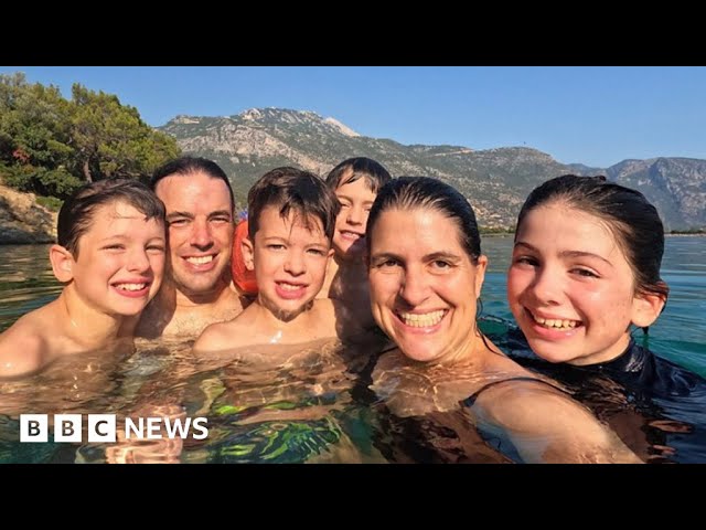 Family travel world before children go blind - BBC News class=