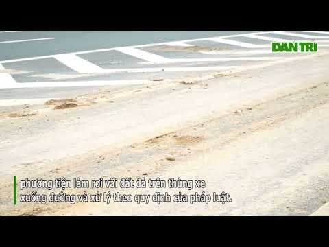 Video CSGT ở Hà Nội tự tay cầm xẻng xúc đất đá rơi vãi, dọn... - youtube